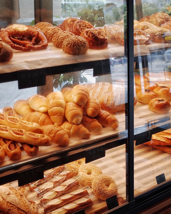 窓辺で作業する利用者の後ろ姿